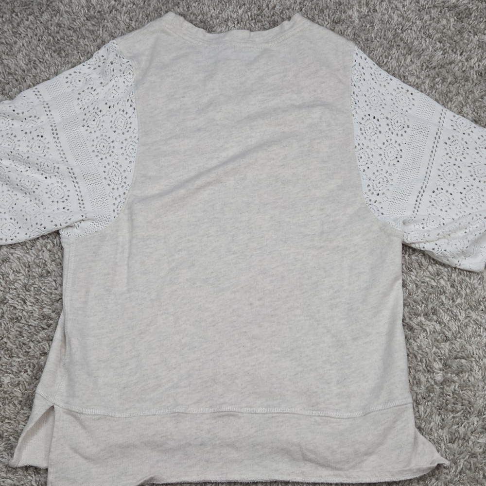 Akemi + Kin Anthropologie Nell Eyelet Sleeve Sweatshirt Boho Scallop XS Grey Whi - Picture 5 of 5